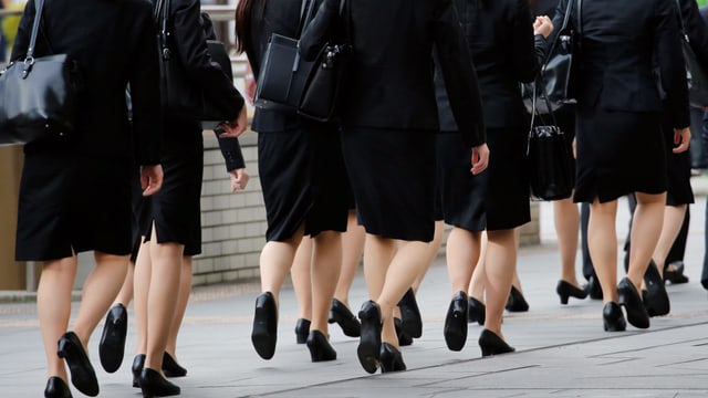 Nahaufnahme von Schuhen auf Japans Strassen. Nahaufnahme von Schuhen auf Japans Strassen.