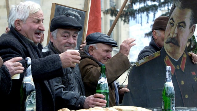Senioren feiern mit einem Stalin-Plakat dessen Geburtstag. Senioren feiern mit einem Stalin-Plakat dessen Geburtstag.
