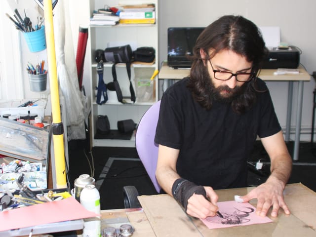 Mohammed Zaza am Zeichnen in seinem Atelier. Mohammed Zaza am Zeichnen in seinem Atelier.