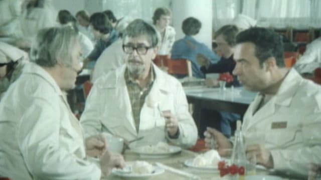 Video «Die Märchenbraut: Ein Taxi und fünf Generäle (11/13)» abspielen Video «Die Märchenbraut: Ein Taxi und fünf Generäle (11/13)» abspielen