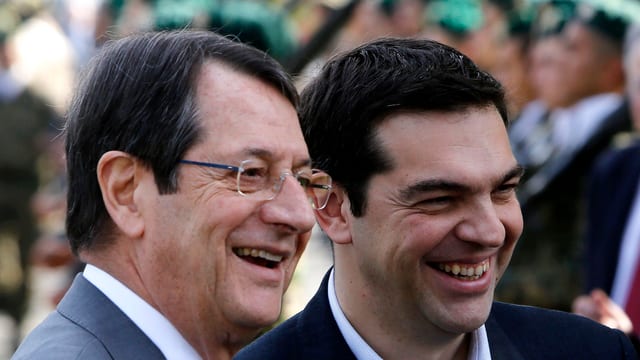 Nicos Anastasiades und Alexis Tsipras strahlenübers Gesicht. Nicos Anastasiades und Alexis Tsipras strahlenübers Gesicht.