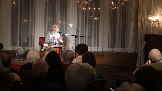 Donna Leon che prelegia a Segl en il hotel Waldhaus. Donna Leon che prelegia a Segl en il hotel Waldhaus.