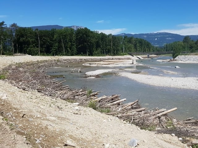 Breiter Fluss mit viel Kies. Breiter Fluss mit viel Kies.