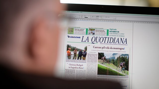 Blick auf den Monitor eines Redaktors, zu sehen ist die Frontseite der Zeitung. Blick auf den Monitor eines Redaktors, zu sehen ist die Frontseite der Zeitung.