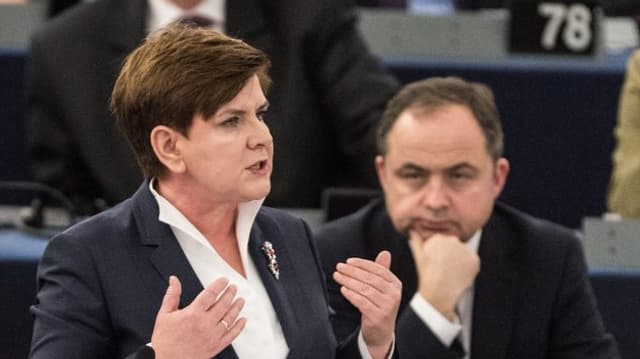 Beata Szydlo spricht vor dem Europäischen Parlament, Zuhörer schauen kritisch. Beata Szydlo spricht vor dem Europäischen Parlament, Zuhörer schauen kritisch.