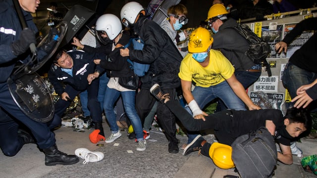 Zusammenstösse zwischen Polizisten und Demonstranten in Hongkong Zusammenstösse zwischen Polizisten und Demonstranten in Hongkong