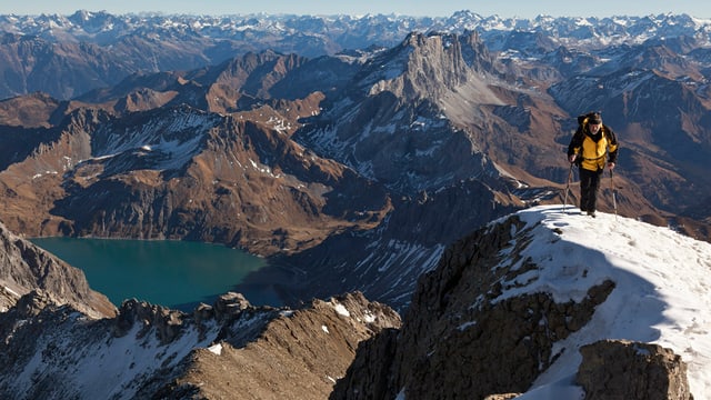 Ein Bergsteiger hoch über der felsigen Landschaft des Rätikon. Ein Bergsteiger hoch über der felsigen Landschaft des Rätikon.