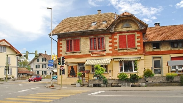Altes Haus neben Kreuzung Altes Haus neben Kreuzung