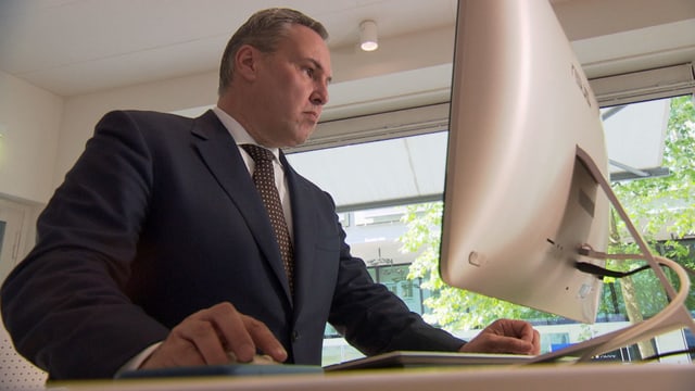 Mann im Anzug arbeitet am Computer. Mann im Anzug arbeitet am Computer.