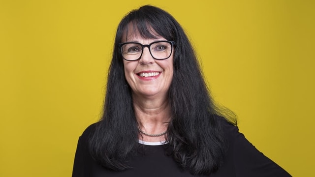 Eine Frau mit langen schwarzen Haaren und Brille Eine Frau mit langen schwarzen Haaren und Brille