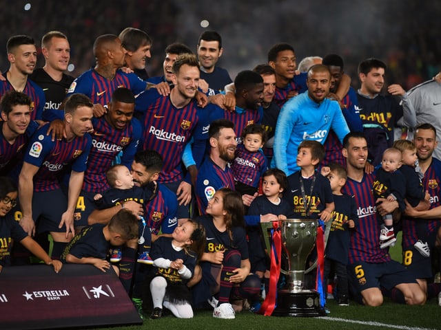 Die Spieler posieren mit dem Pokal Die Spieler posieren mit dem Pokal