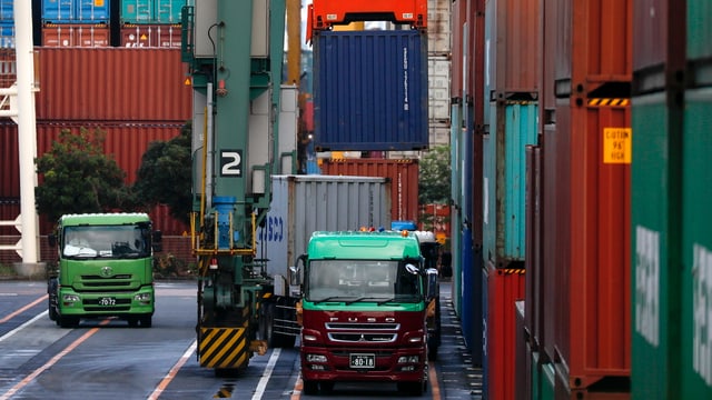 Lastwagen und Container. Lastwagen und Container.