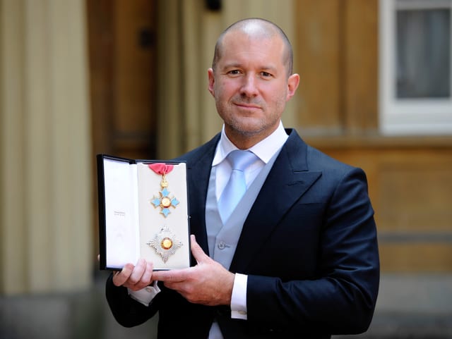 Ein Porträt von Jonathan Ive mit der königlichen Auszeichnung. Ein Porträt von Jonathan Ive mit der königlichen Auszeichnung.