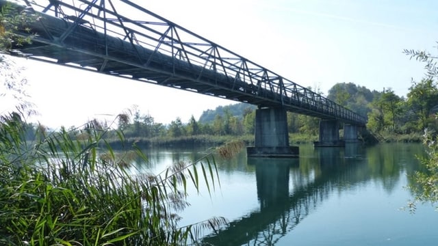 Ein Steg über einen Fluss Ein Steg über einen Fluss
