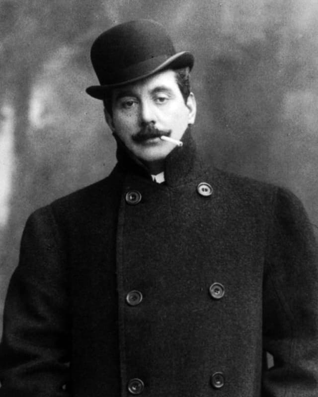 Puccini mit Mantel, Hut und Zigarette. Puccini mit Mantel, Hut und Zigarette.