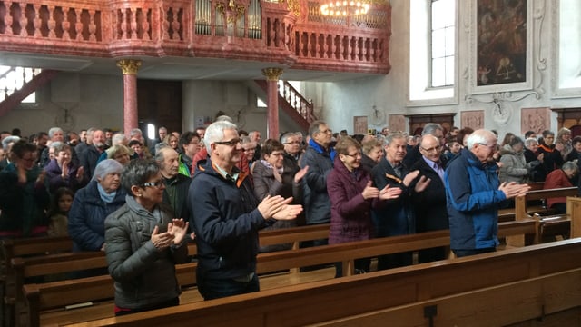 Applaus für ihren Pfarrer: Das Bürgler Kirchenvolk nach der Ansprache von Wendelin Bucheli. Applaus für ihren Pfarrer: Das Bürgler Kirchenvolk nach der Ansprache von Wendelin Bucheli.