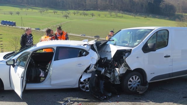 Zwei demolierte Autos. Zwei demolierte Autos.