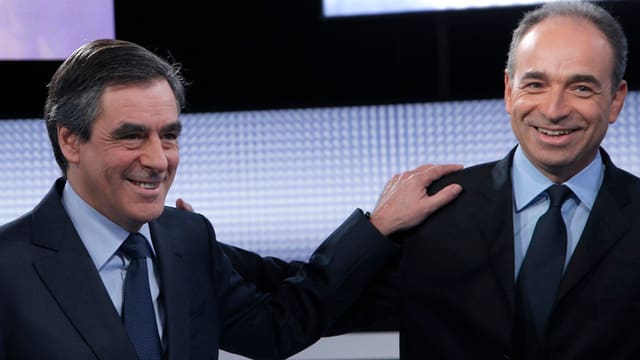 Lachende François Fillon (links) und Jean-François Copé halten sich an der Schulter. Lachende François Fillon (links) und Jean-François Copé halten sich an der Schulter.