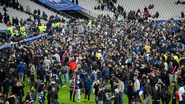 Fans versammeln sich auf dem Rasen. Fans versammeln sich auf dem Rasen.