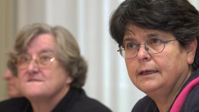 Zwei Frauen nebeneinander bei einer Pressekonferenz. Zwei Frauen nebeneinander bei einer Pressekonferenz.