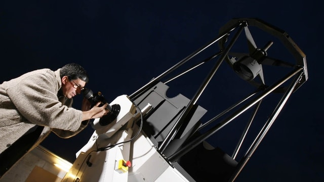 Sternwartenleiter José de Queiroz am High-Tech-Teleskop. Sternwartenleiter José de Queiroz am High-Tech-Teleskop.
