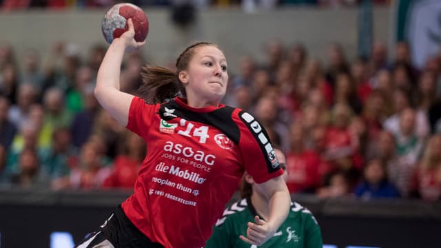So geht ein Sprungwurf: Corina Michelle Schmied von den DHB Rotweiss Thun in Aktion So geht ein Sprungwurf: Corina Michelle Schmied von den DHB Rotweiss Thun in Aktion