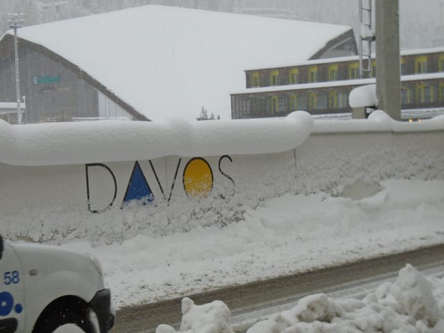 Das Eisstadion von Davos im Schnee.