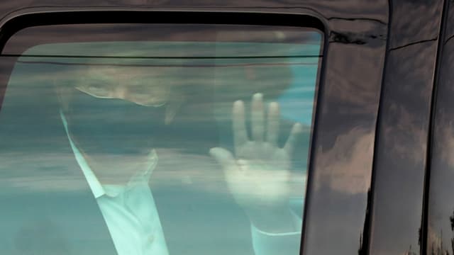 Trump mit Maske im SUV bei seinem Ausflug Trump mit Maske im SUV bei seinem Ausflug