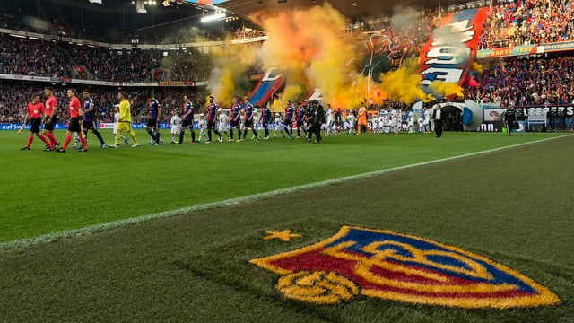Einlauf der Teams im Stadion. Einlauf der Teams im Stadion.