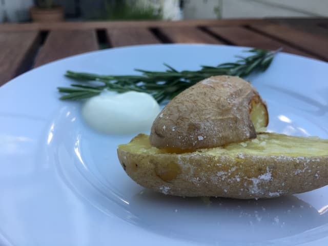Grillkartoffel mit Salzkruste. Grillkartoffel mit Salzkruste.