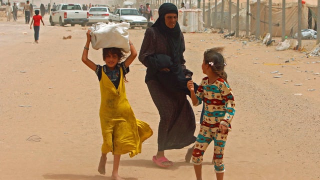 Frau mit Kindern auf der Flucht. Frau mit Kindern auf der Flucht.