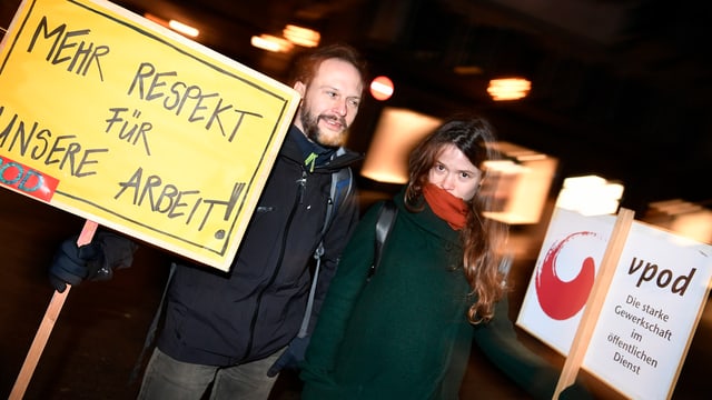 Kundgebung von VPV und VPOD fuer den vollen Teuerungsausgleich und faire Löhne vor der Budgetdebatte im Zürcher Kantonsrat im Rathaus am Montag, 11. Dezember 2017 Kundgebung von VPV und VPOD fuer den vollen Teuerungsausgleich und faire Löhne vor der Budgetdebatte im Zürcher Kantonsrat im Rathaus am Montag, 11. Dezember 2017