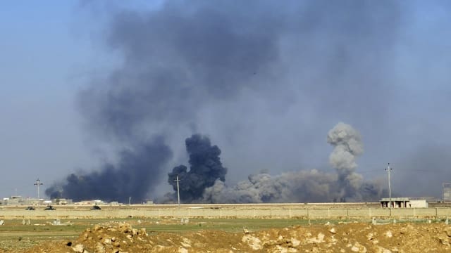 Von IS-Stellungen in Irak steigt Rauch in den Himmel. Von IS-Stellungen in Irak steigt Rauch in den Himmel.