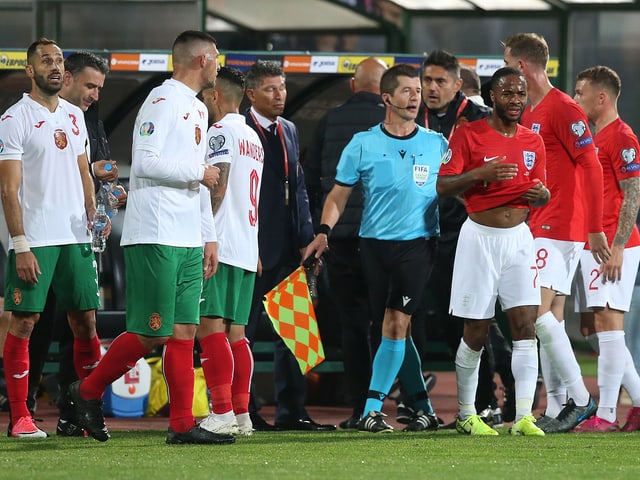 den Bulgaren rassistisches Verhalten vorgeworfen, zudem das Werfen von Gegenständen und das Stören der Nationalhymne. Der Verband muss außerdem erklären, warum entgegen der Sicherheitsregeln der UEFA Wiederholungen auf der Stadionleinwand gezeigt wurden. den Bulgaren rassistisches Verhalten vorgeworfen, zudem das Werfen von Gegenständen und das Stören der Nationalhymne. Der Verband muss außerdem erklären, warum entgegen der Sicherheitsregeln der UEFA Wiederholungen auf der Stadionleinwand gezeigt wurden.