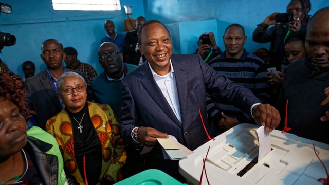 Kenias Amtsinhaber Kenyatta gibt seinen Wahlzettel ab. Kenias Amtsinhaber Kenyatta gibt seinen Wahlzettel ab.