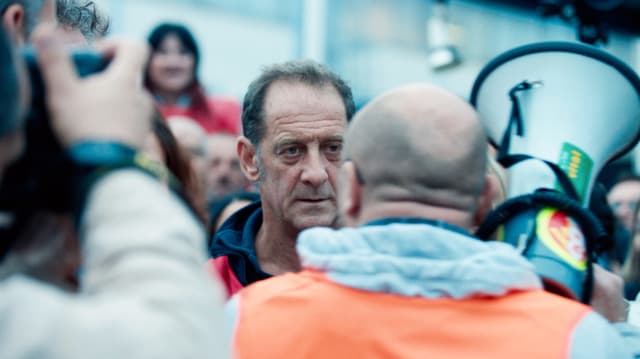 Konfrontation an einer Demo: Ein Mann steht vor einem anderen Mann, sie schauen sich in die Augen. Konfrontation an einer Demo: Ein Mann steht vor einem anderen Mann, sie schauen sich in die Augen.