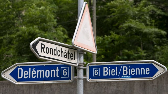 Ein Wegweiser nach Delémont und nach Biel. Ein Wegweiser nach Delémont und nach Biel.