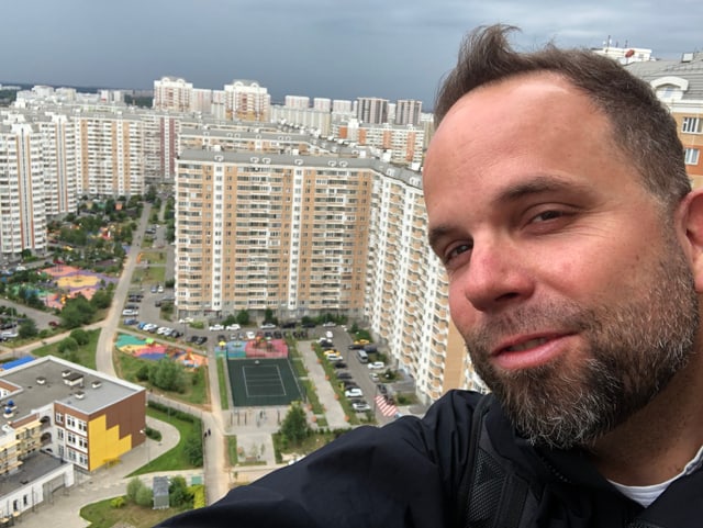 David Nauer auf dem Dach eines Wohnblocks in Moskovy David Nauer auf dem Dach eines Wohnblocks in Moskovy