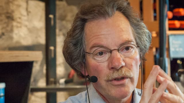 Porträtaufnahme von Hansueli Probst. Er trägt ein Set mit Mikrofon und Ohrhörer. Porträtaufnahme von Hansueli Probst. Er trägt ein Set mit Mikrofon und Ohrhörer.