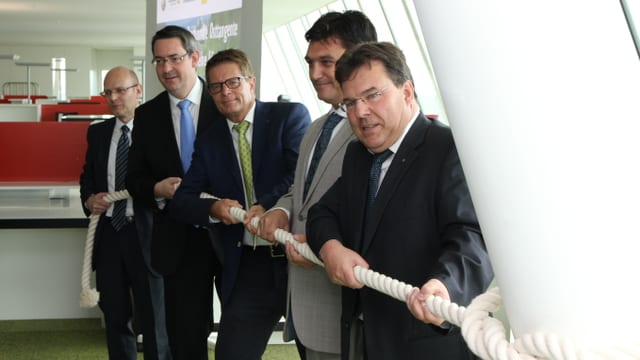 Fünf Vertreter von regionalen Automobil- und Wirtschaftsverbänden ziehen bildlich an einem Strick. Fünf Vertreter von regionalen Automobil- und Wirtschaftsverbänden ziehen bildlich an einem Strick.