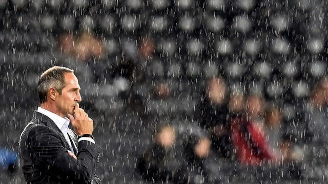 Adi Hütter steht im Regen. Adi Hütter steht im Regen.