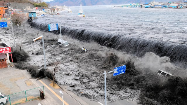 Tsunami nach Erdbeben der Stärke 8,9 in Miyako Tsunami nach Erdbeben der Stärke 8,9 in Miyako