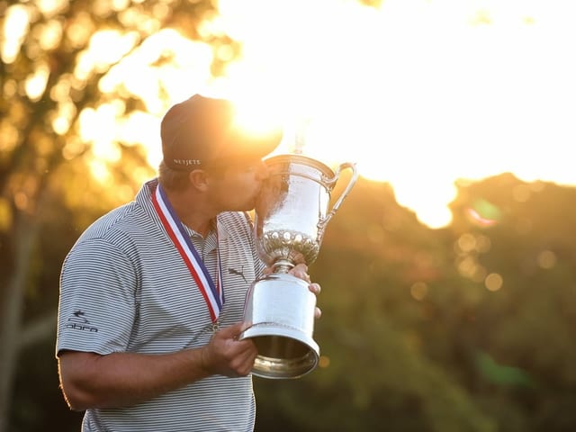 Bryson DeChambeau küsst die Siegertrophäe Bryson DeChambeau küsst die Siegertrophäe