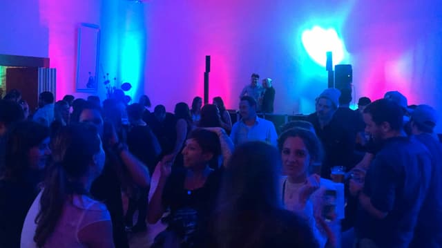 Party, Leute tanzen, DJs legen auf Party, Leute tanzen, DJs legen auf