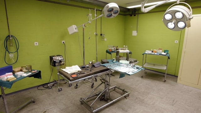 Karg eingerichteter Operationsraum in einem Bunker. Karg eingerichteter Operationsraum in einem Bunker.