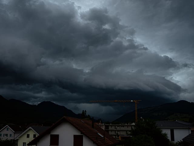 Dunkle Wolken am Himmel.