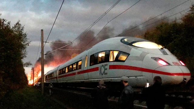 ICE in Deutschland steht in Flammen. ICE in Deutschland steht in Flammen.