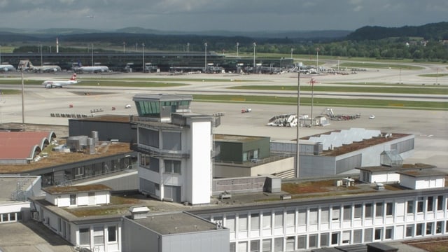 Kontrollturm steht am Flugfeld Kontrollturm steht am Flugfeld