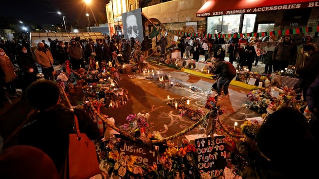 Menschen stehen um Memorium in Minnesota Menschen stehen um Memorium in Minnesota