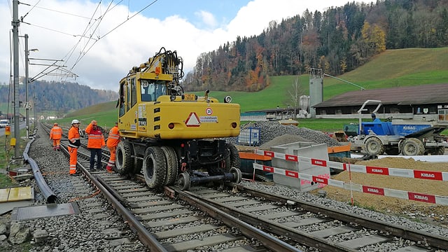 Ein Baukran der BLS auf der Schiene. Ein Baukran der BLS auf der Schiene.